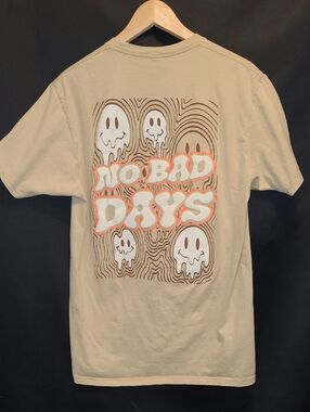EIGHTY EIGHT BRAND Graphic "No Bad Days" Beige Tee SIZE LARGE